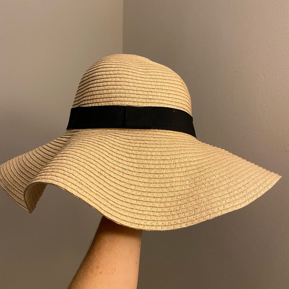Wide brim hat